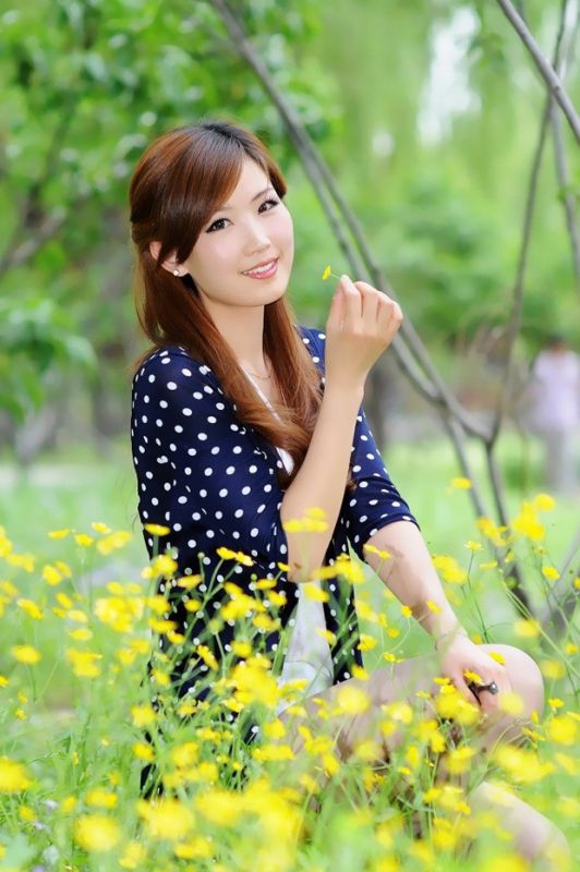 人比黄花儿美清纯美女户外阳光写真