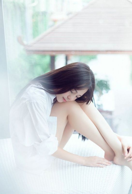 白皙少女白衬衫性感身材清凉浴室写真