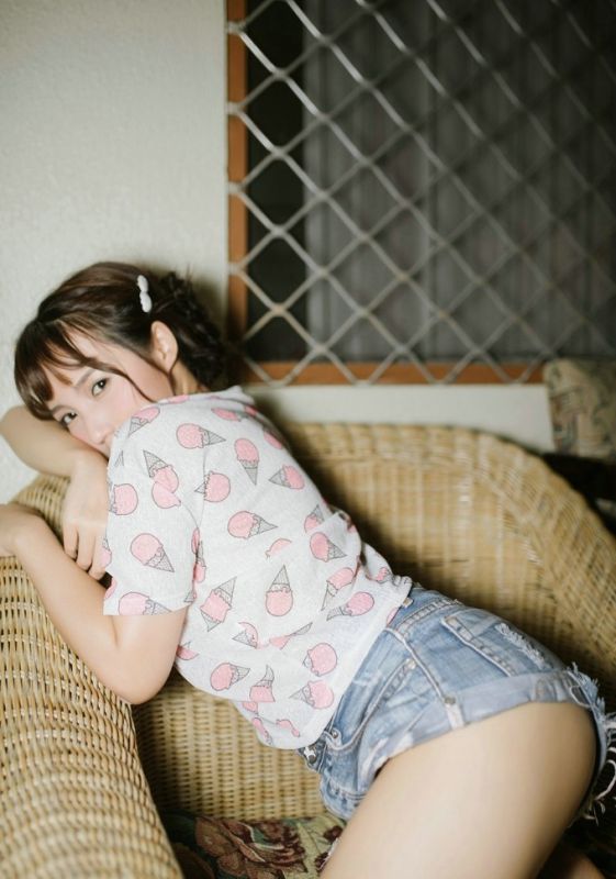清纯碎花裙妹子迷离眼睛情愫初开性感闺房写真