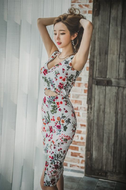 大长腿美女碎花连衣裙红唇性感火辣身材美女诱惑写真