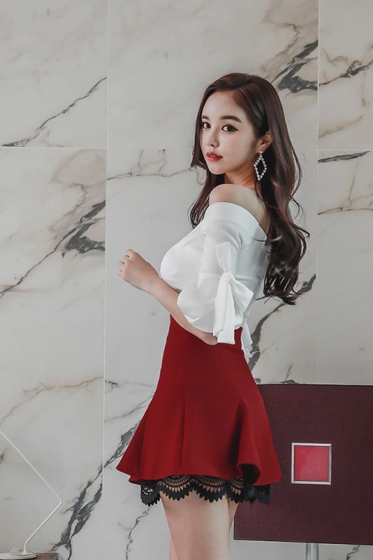 韩国妖娆女神红色百褶短裙美腿性感一字肩酥胸诱人写真