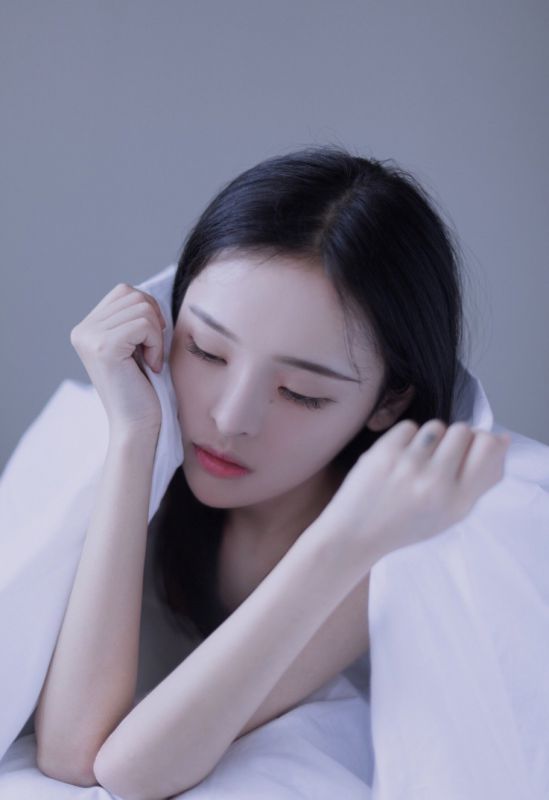 纯净天然素颜少女模特性感吊带短裙私房写真
