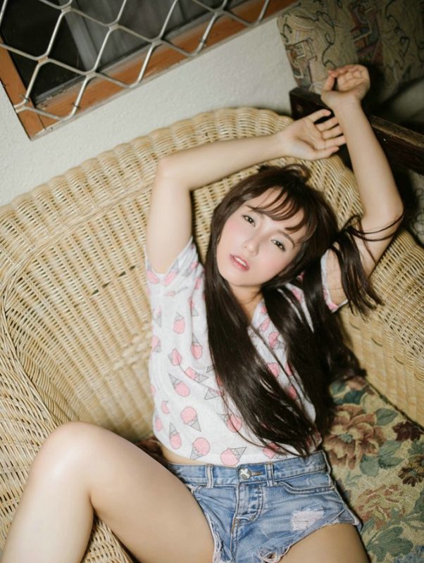 清纯碎花裙妹子迷离眼睛情愫初开性感闺房写真