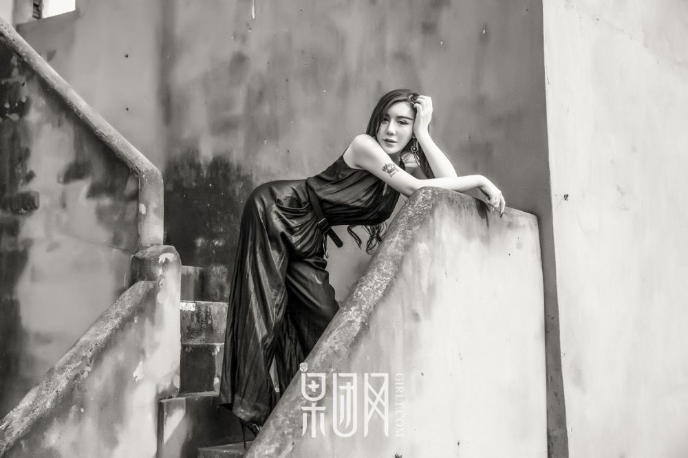 性感美女周晓唯连体装写真妩媚诱人