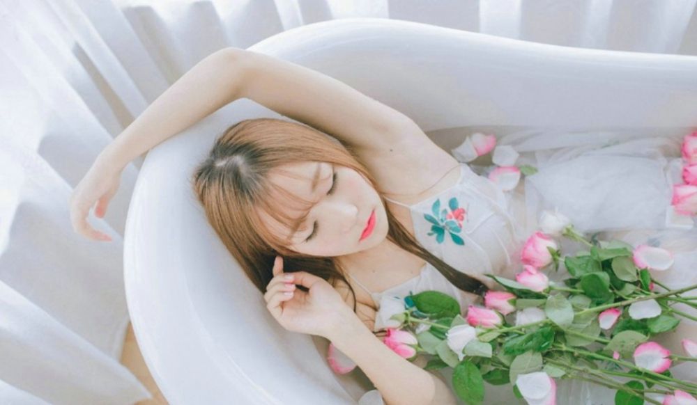 元气治愈少女玫瑰浴吊带湿身清纯性感夏日写真
