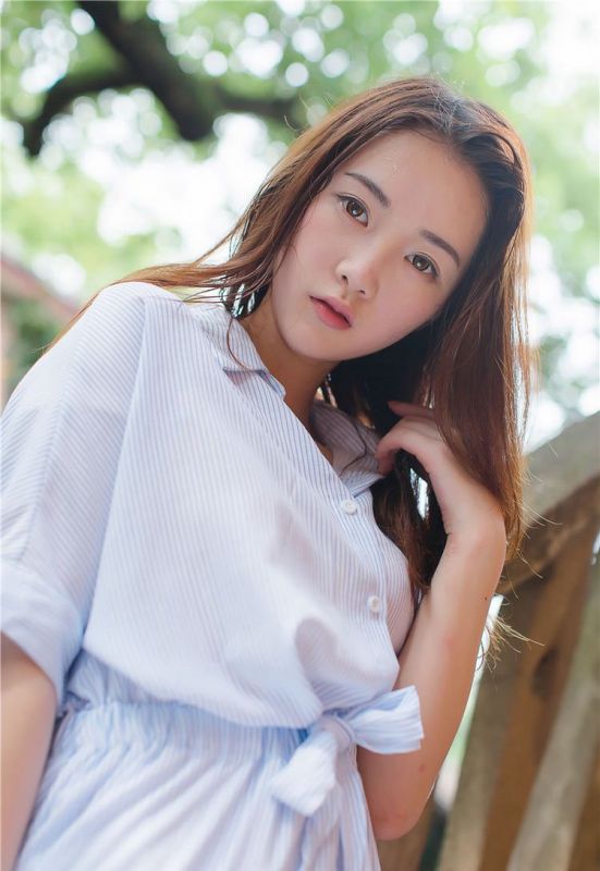 校园萝莉少女清纯可爱俏皮写真图片