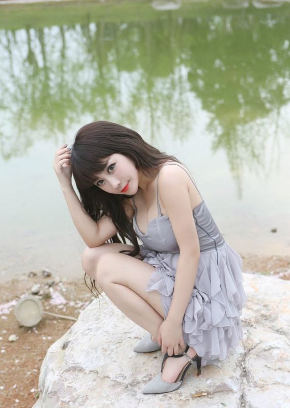 豪乳翘臀美女公园长椅卧姿迷人诱惑写真