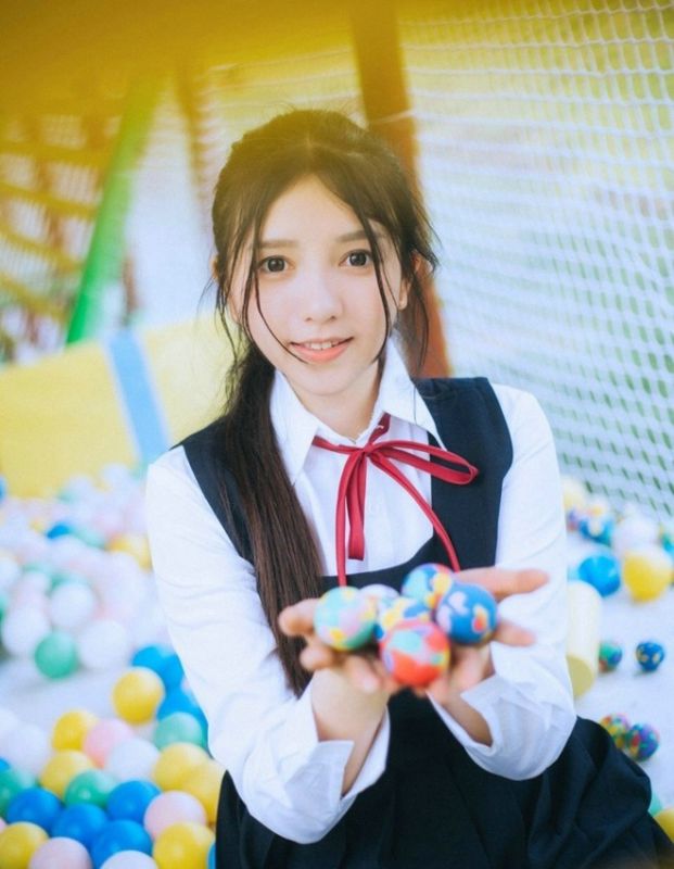 校园天真浪漫学生妹户外阳光俏皮性感街拍唯美写真