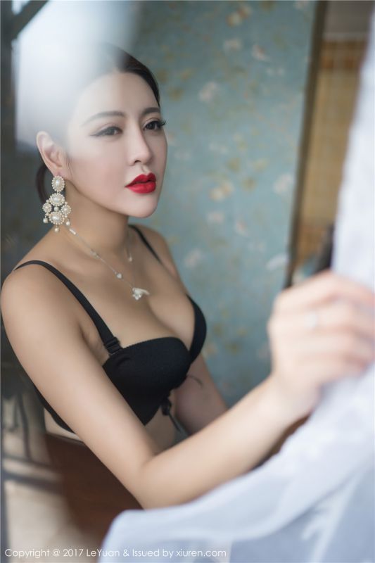 性感少妇美希子黑木耳边碎花裙私房内衣秀乳写真