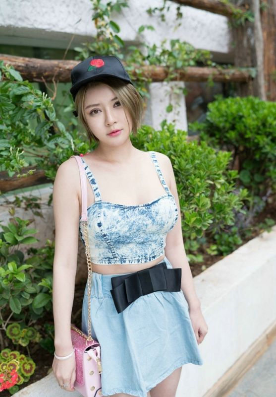 短发女神牛仔裙酥胸爆乳傲人身姿性感美女旅拍图片