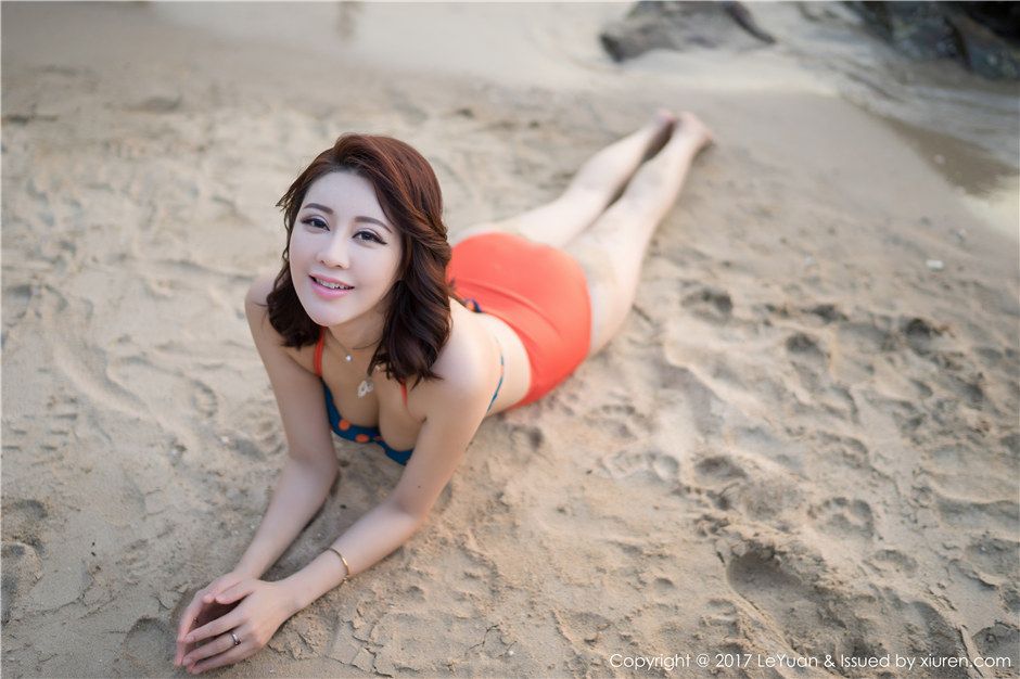 性感少妇美希子黑木耳边碎花裙私房内衣秀乳写真