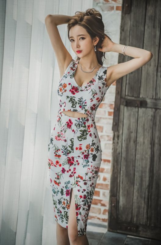 大长腿美女碎花连衣裙红唇性感火辣身材美女诱惑写真