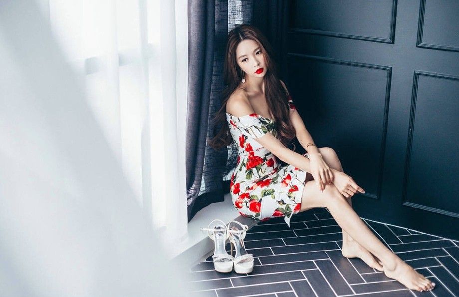 高挑美女碎花长裙秀美腿翘臀妖娆多姿气质出众美女图片