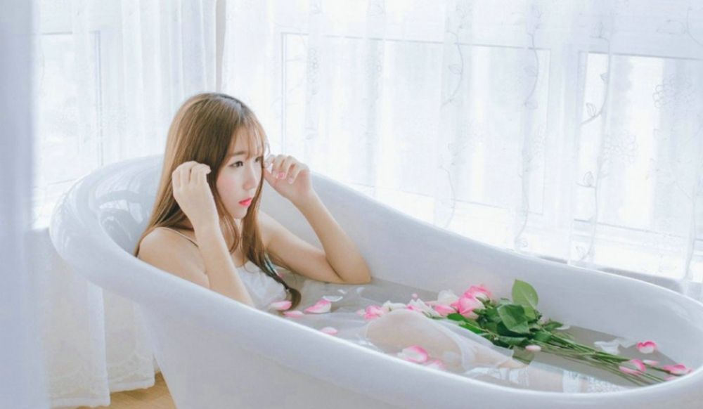 元气治愈少女玫瑰浴吊带湿身清纯性感夏日写真