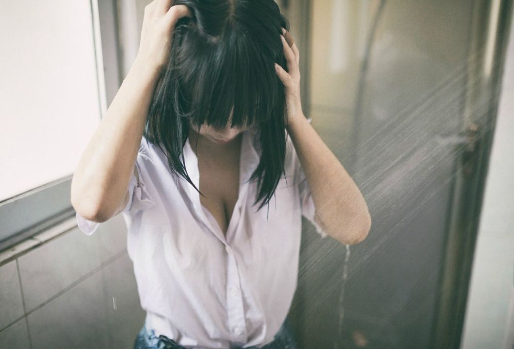 校园学生妹橘由纪Yuki湿身暴力《破蛹》写真