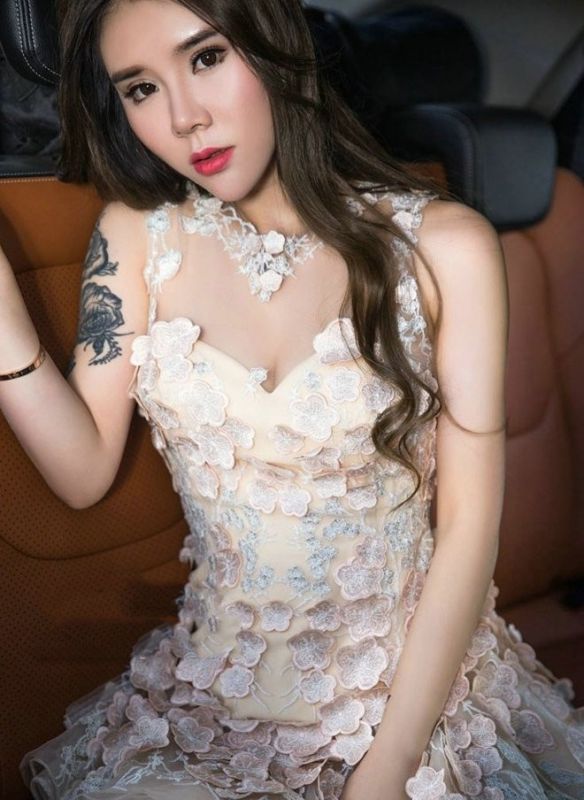 性感大胸美女车模高清美乳诱惑红唇冷艳唯美写真