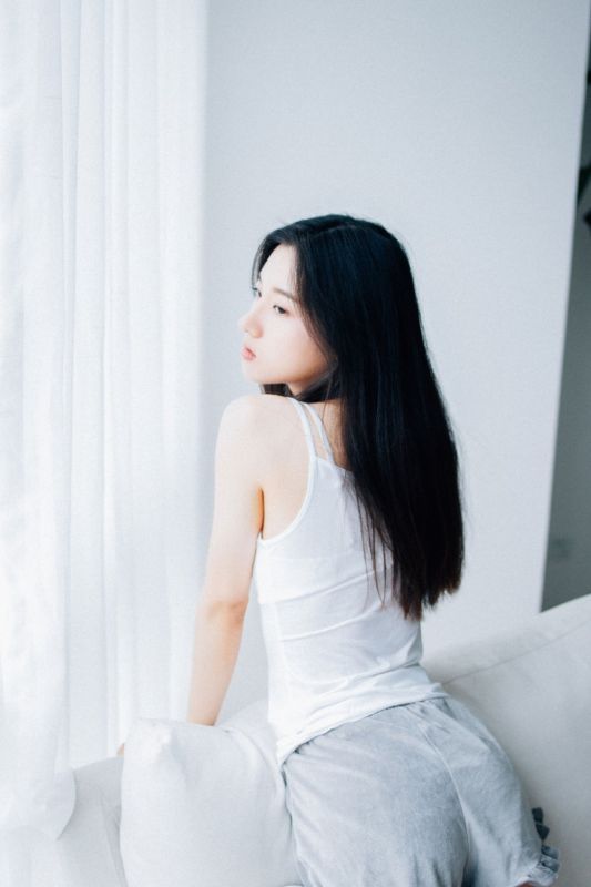 长发气质女友深沟吊带背心酥胸销魂人体艺术照片