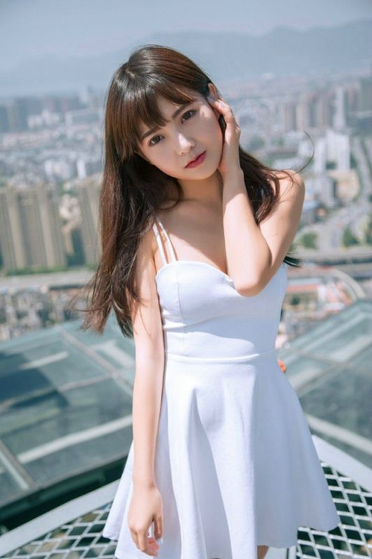 甜美女孩穿无袖白裙可爱清纯天台唯美高清气质写真