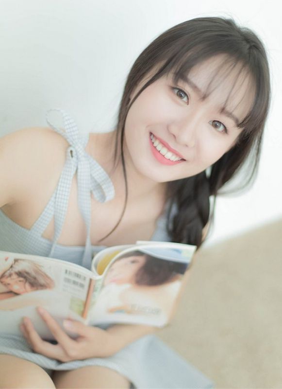 唇红齿白清纯90后少女清晨悠闲独处魅力写真