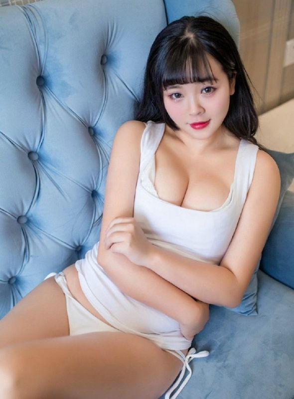 深沟巨乳极品模特私房白色小内内大胆鲍鱼趾人体福利