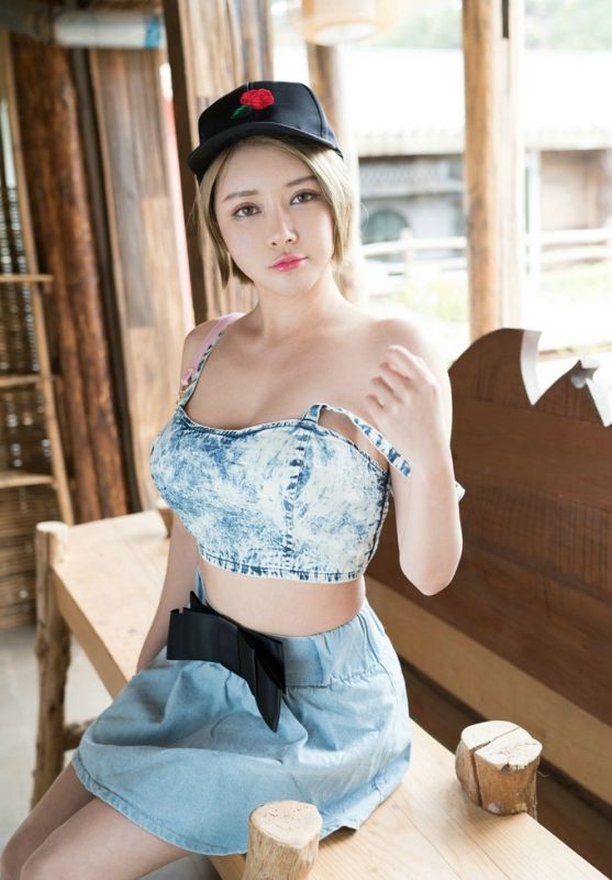 短发女神牛仔裙酥胸爆乳傲人身姿性感美女旅拍图片