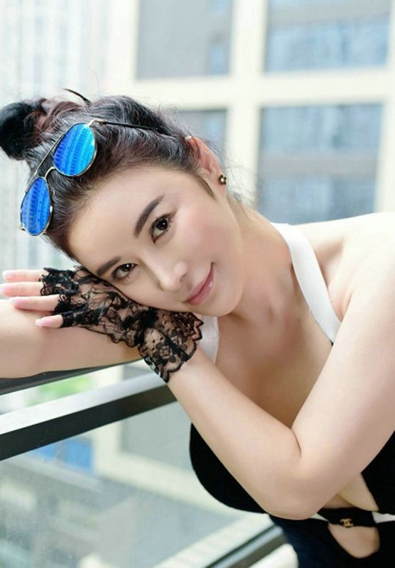 成熟御姐黑色比基尼豪乳翘臀诱惑妩媚私房性感写真