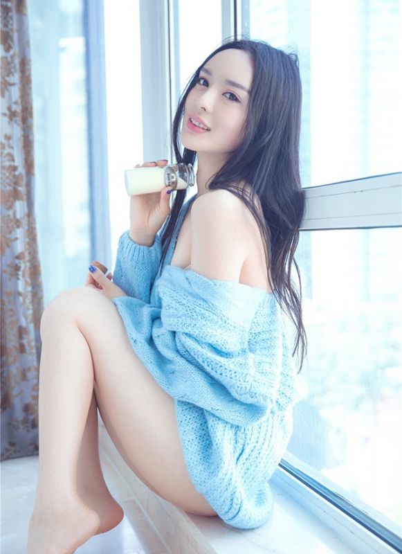蓝色毛衣性感少妇裸乳翘臀私房大尺度美腿写真