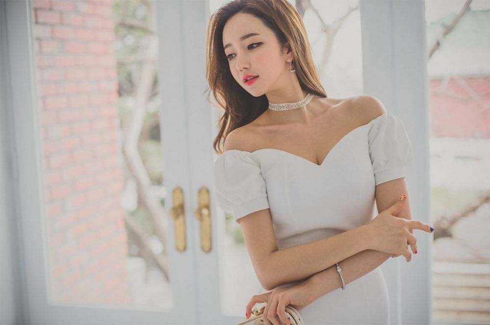 韩国秀气美女李妍静端庄得体礼服露香肩性感美腿摄影写真