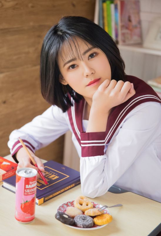 五官清秀养眼校花学生制服轻盈俏美大胆摄影写真