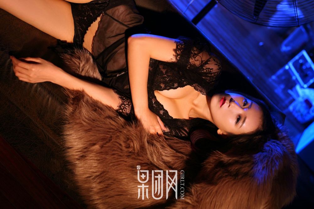性感美女Miss琪护士服写真翘臀诱人