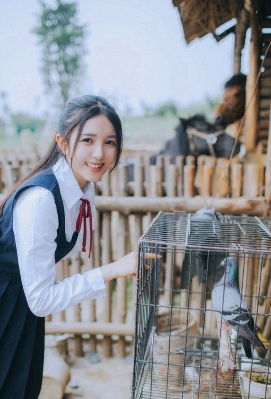 校园天真浪漫学生妹户外阳光俏皮性感街拍唯美写真