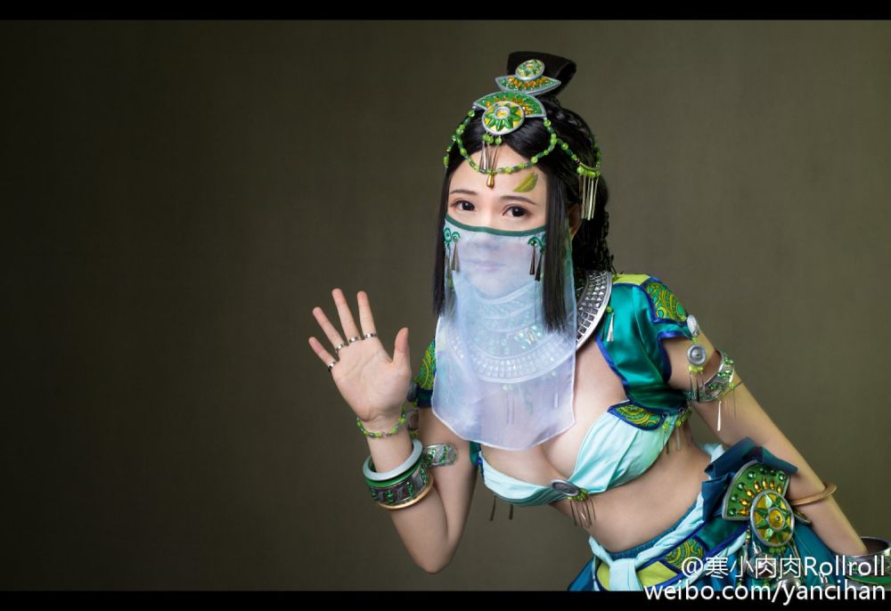 美女Coser寒小肉肉角色扮演写真
