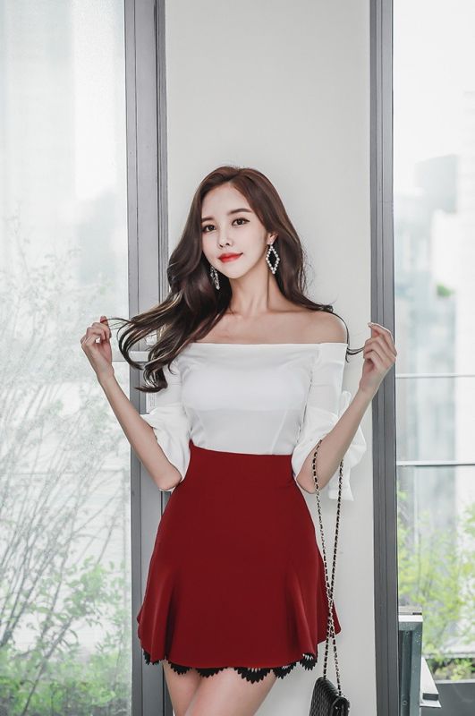 韩国妖娆女神红色百褶短裙美腿性感一字肩酥胸诱人写真