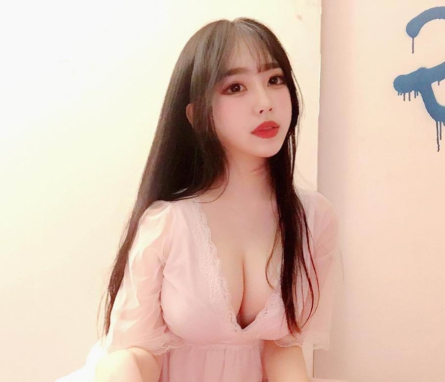 韩国高人气女神郑史和大胆自拍白皙私房照