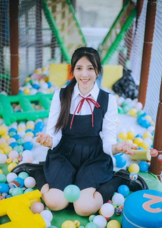 校园天真浪漫学生妹户外阳光俏皮性感街拍唯美写真