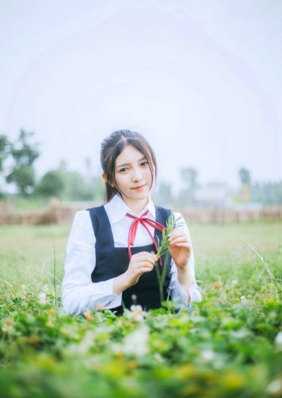 校园天真浪漫学生妹户外阳光俏皮性感街拍唯美写真