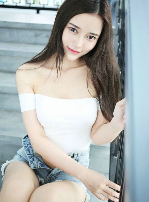 清纯长发美女碎花吊带裙秀诱人美乳事业线海景沙滩美女旅拍写真