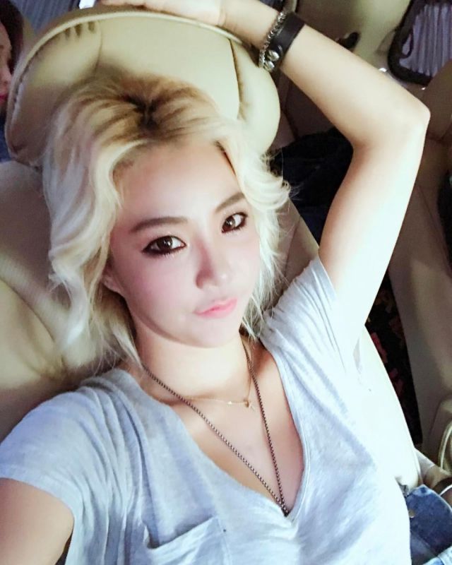 韩国举牌女郎Lee Bom Yi浓妆艳抹非主流自拍照