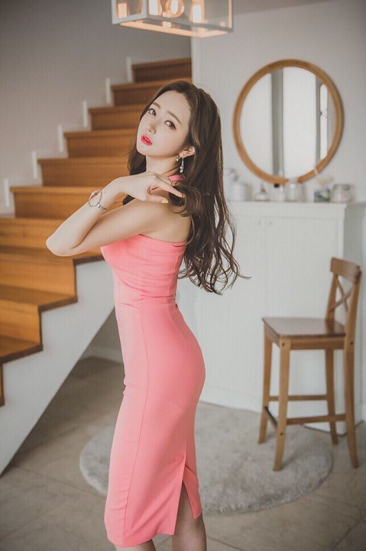 性感粉嫩红裙长腿美女妖娆风情万种写真图片