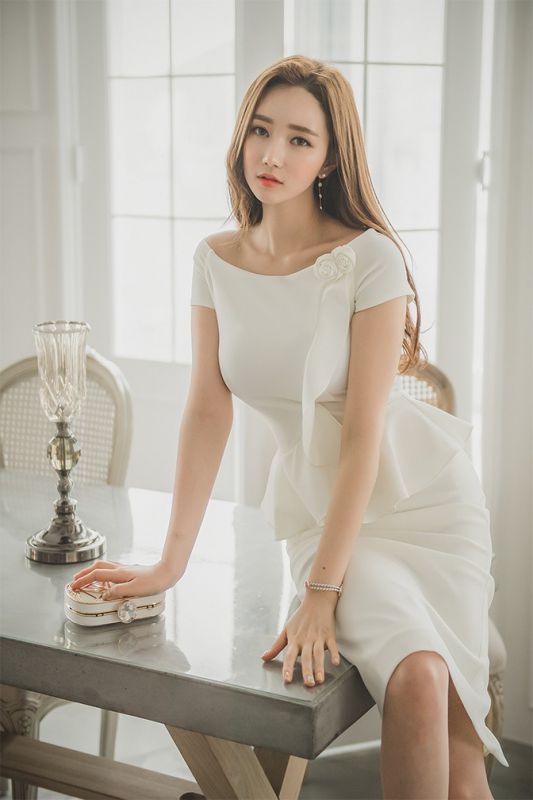 气质美眉李妍静时尚都市美女风性感长腿写真