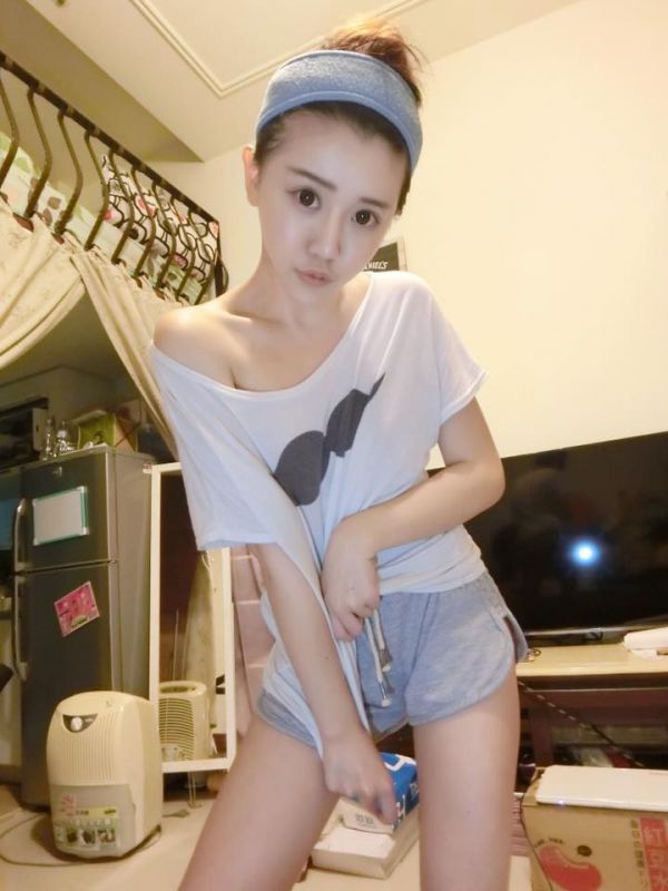 台湾美女主播张摸摸性感自拍丰满迷人