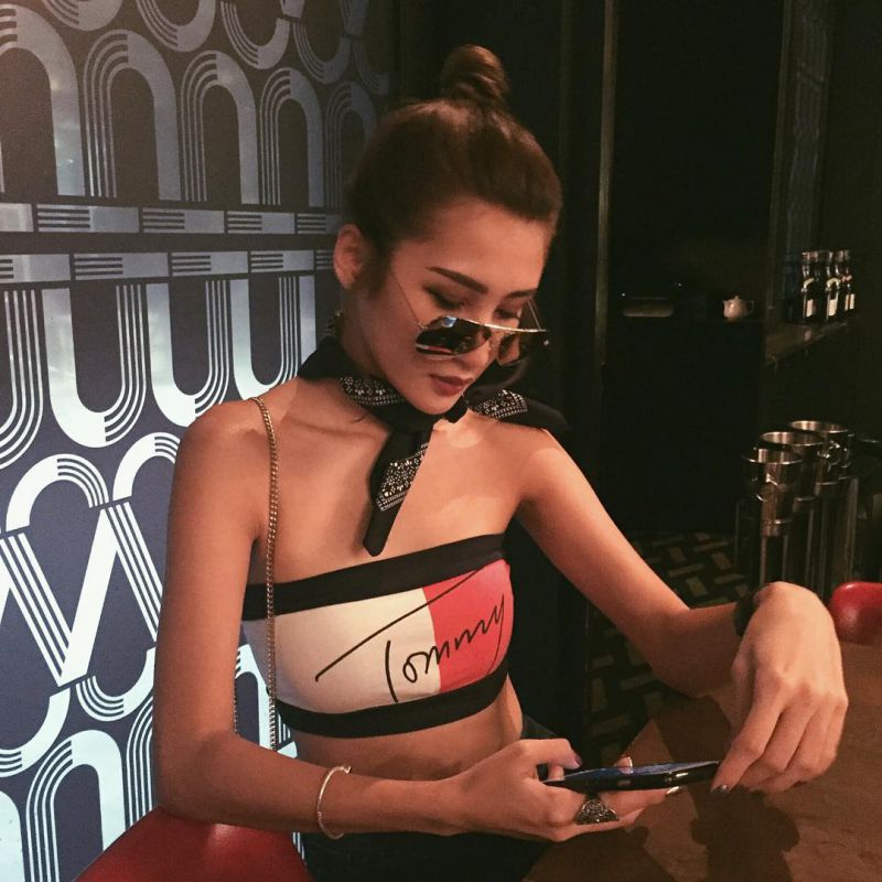 90后混血美女冯u气质养眼写真图片