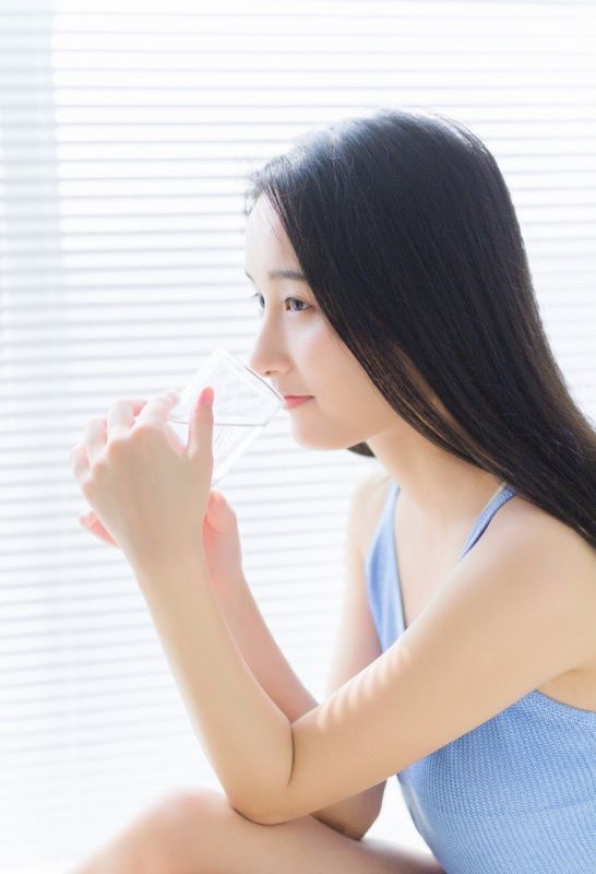 卧蚕美女清秀白嫩居家无袖裙子酥胸美腿性感私房写真