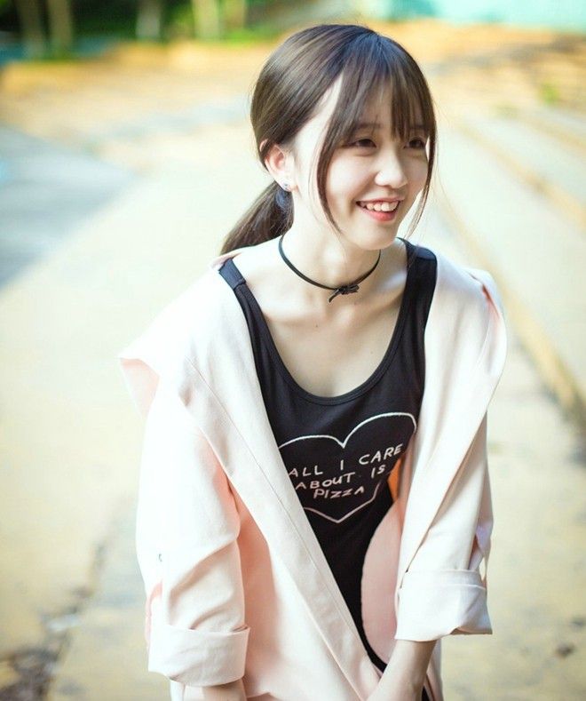 校园天真浪漫学生妹户外阳光俏皮性感街拍唯美写真