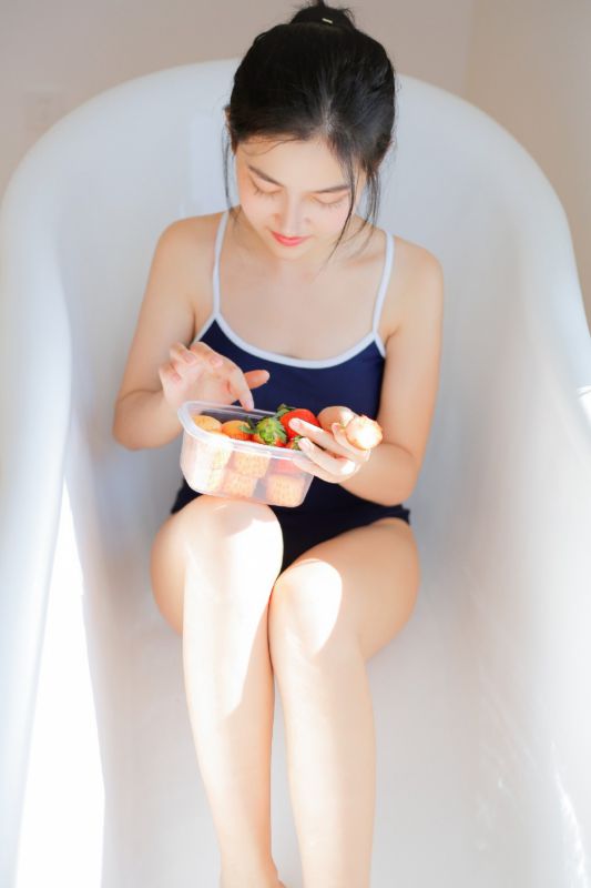 蓝色死库水水灵少女浴缸吃草莓可爱性感诱惑摄影