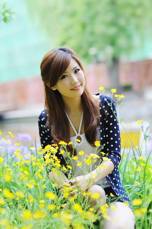 人比黄花儿美清纯美女户外阳光写真
