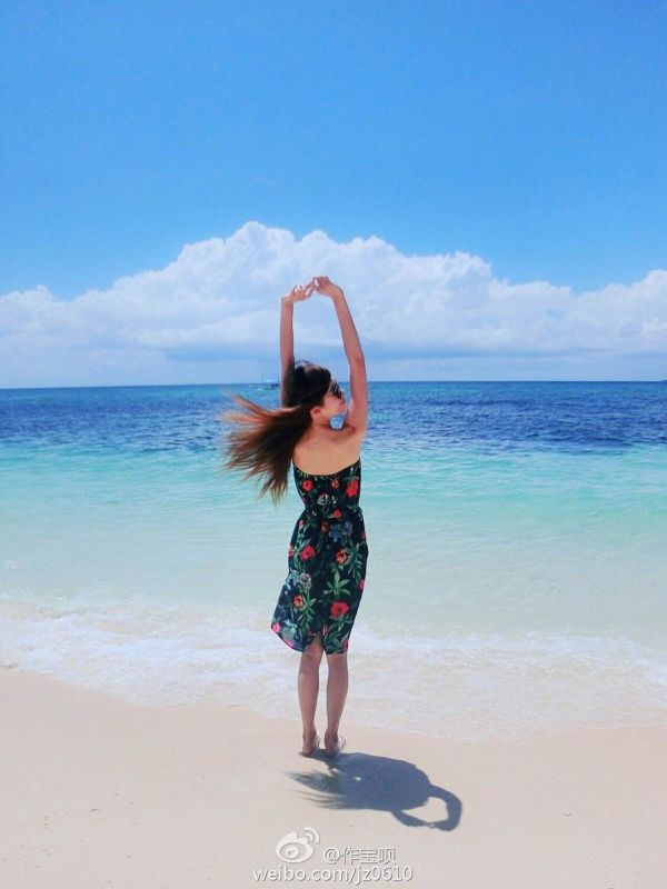 气质美女郏桢沙滩比基尼自拍美照