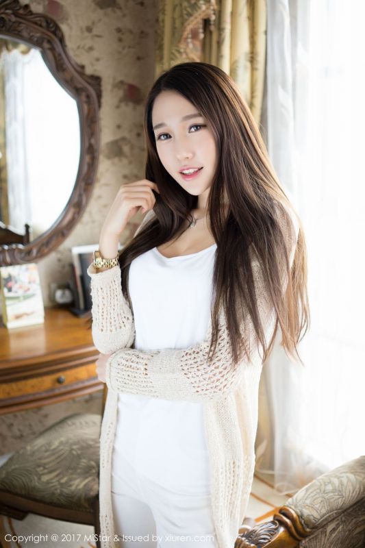 美女模特刘奕宁酒店浴袍写真气质迷人