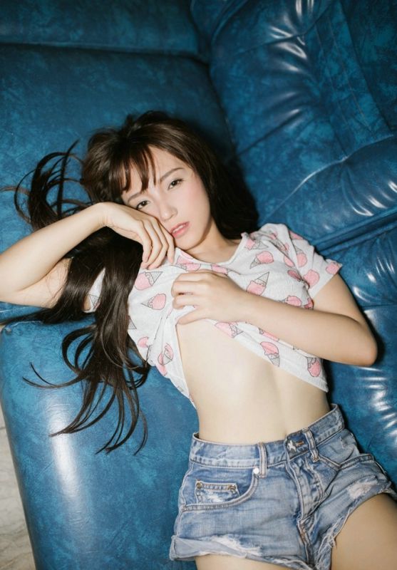 清纯碎花裙妹子迷离眼睛情愫初开性感闺房写真
