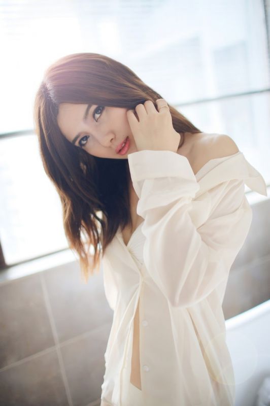 穿白衬衣的性感美女浴室骚动寂寞诱惑大胆脱衣私房照